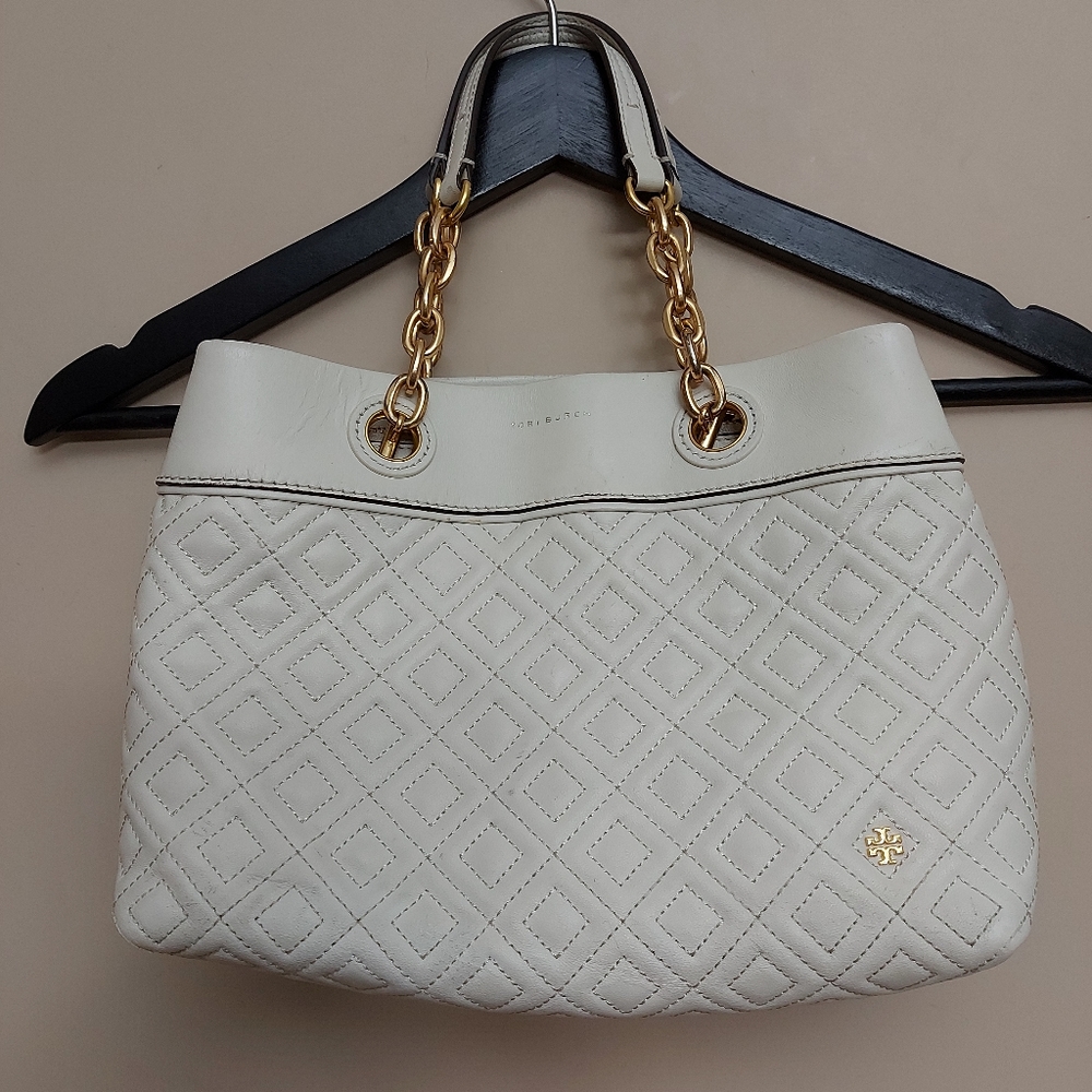 Tory Burch Cream Quilted Leather Shoulder Bag with Gold Chain Detail